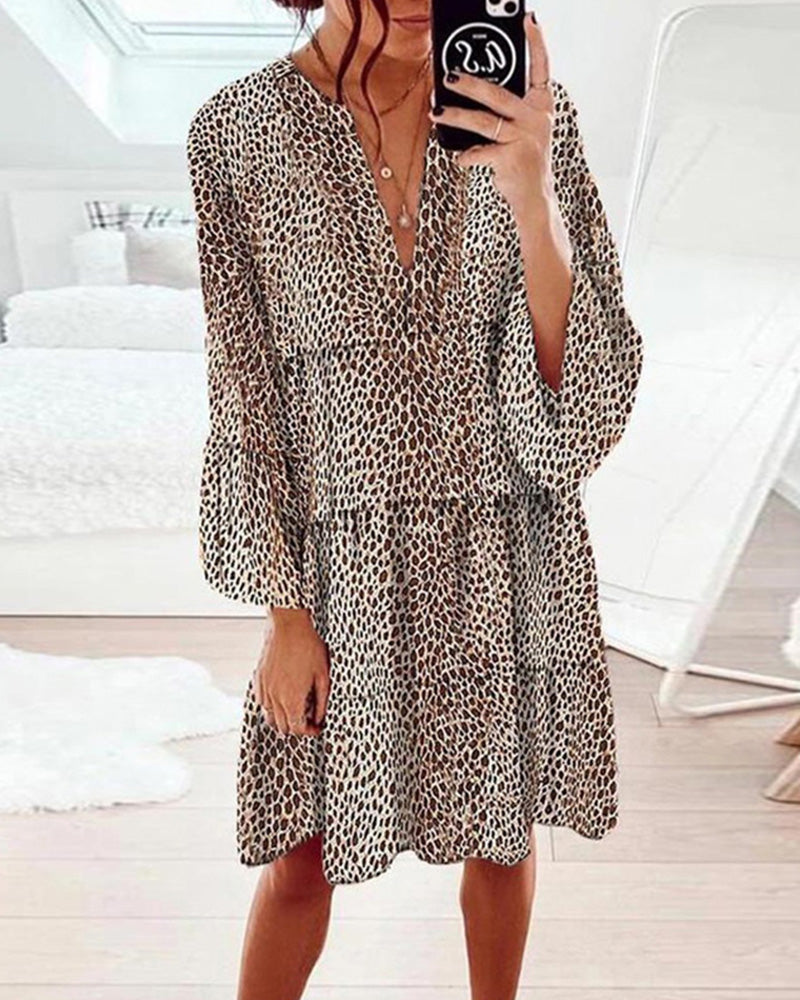 Women’s Knee-Length Dress – Relaxed Fit – V-Neck – Leopard Print – Cotton Blend