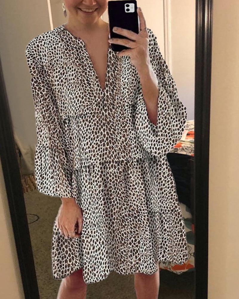 Women’s Knee-Length Dress – Relaxed Fit – V-Neck – Leopard Print – Cotton Blend