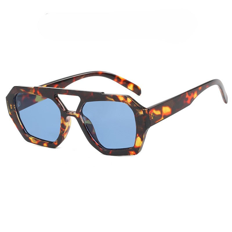 Women’s Oversized Sunglasses – Geometric Frame – Tinted Lens – Bold Retro Style