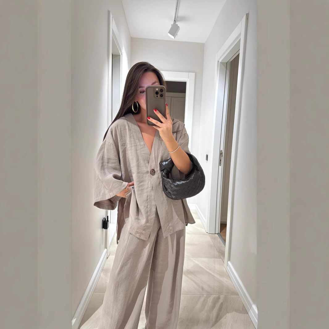 Women’s Two-Piece Suit – Relaxed Fit V-Neck Top – High-Waist – Wide-Leg Trousers