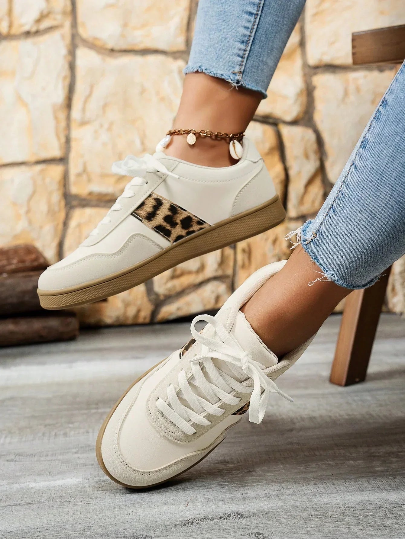 Women’s Low-Top Sneakers – Lace-Up – Print Detail – Rubber Sole Casual Fit