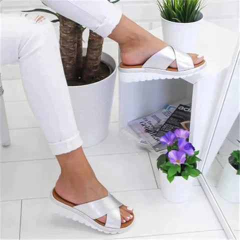 Women’s Sandals – Crisscross Straps – Cushioned Platform Sole – Casual Comfort Fit