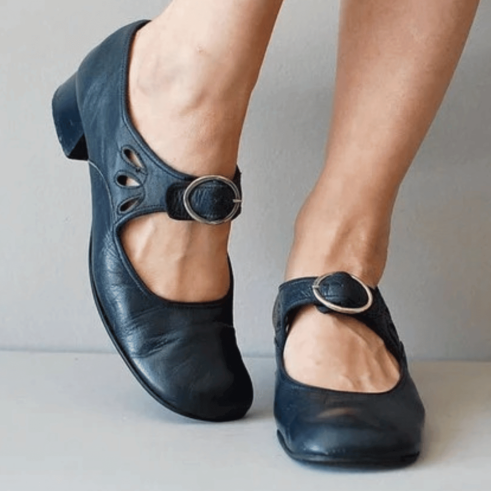 Women’s Closed-Toe Sandals – Low Heel – Adjustable Buckle – Cut-Out Detailing