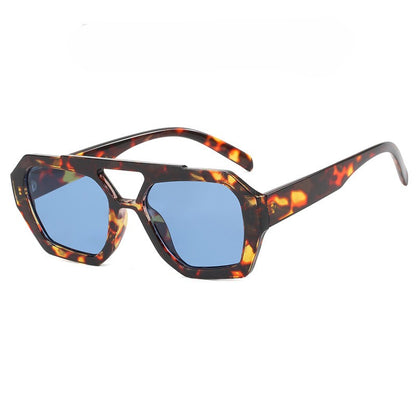 Women’s Oversized Sunglasses – Geometric Frame – Tinted Lens – Bold Retro Style
