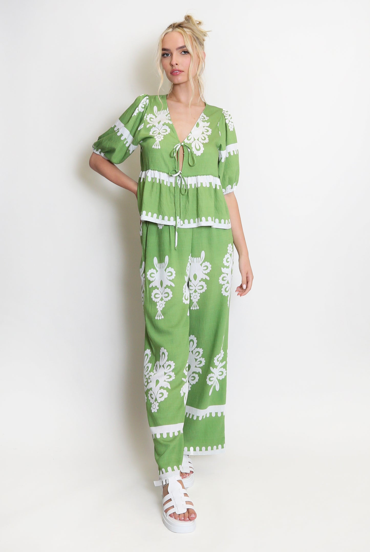 Women's Two-Piece Set – Lightweight Relaxed Fit Tie-Front Top – Wide-Leg Elastic Pants