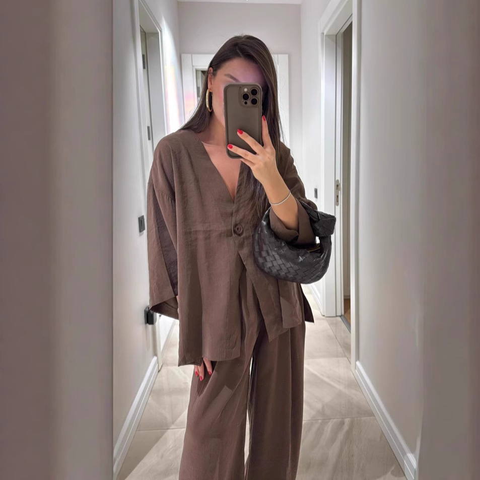 Women’s Two-Piece Suit – Relaxed Fit V-Neck Top – High-Waist – Wide-Leg Trousers