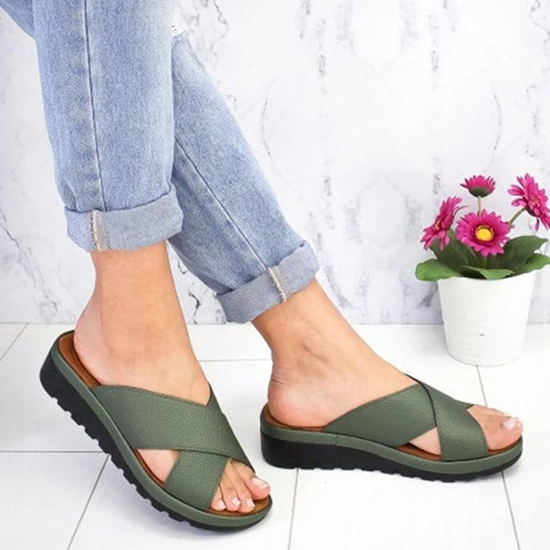Women’s Sandals – Crisscross Straps – Cushioned Platform Sole – Casual Comfort Fit