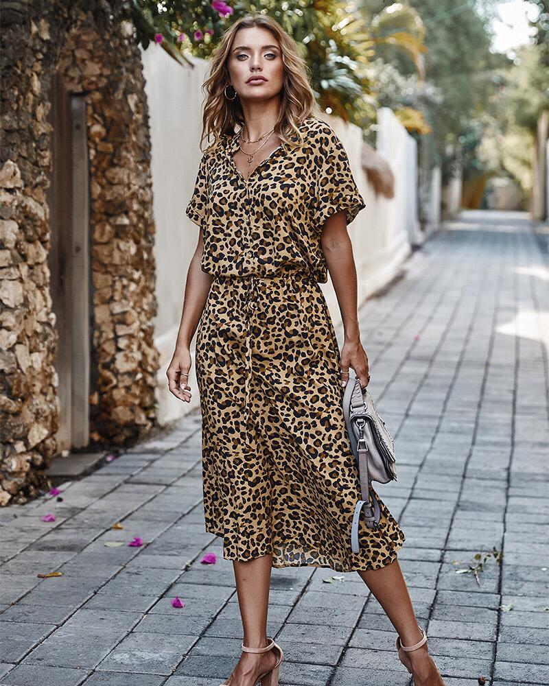 Elegant dress with leopard print for women